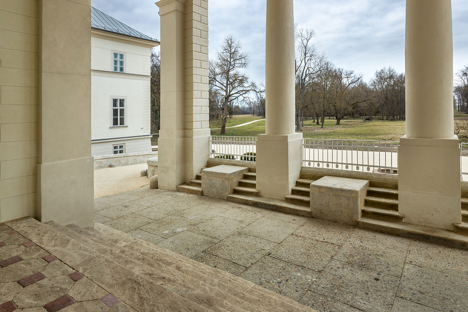 A restaurált kőtömbök és lépcsők hajdan a lovaskocsival érkezők le- és fellépőjeként szolgáltak, Fotó: Gulyás Attila