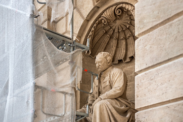 A főbejárat két oldalán Erkel Ferenc és Liszt Ferenc megújult szobrai már a következő évtizedekre felkészítve várják az állványzat lebontását.