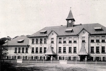 Salgótarján, bányatelepi népiskola 1929 körül, tervező: Marschalkó Béla (Magyar Építőművészet, 1929/11-12., 31. o.)