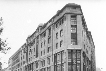 Budapest, Vörösmarty tér 3., 1986-ban, tervező: Korb Flóris és Giergl Kálmán (Fortepan/Erdei Katalin)