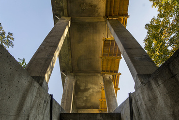 Teljes terjedelmében csak alulról látható a 98 méter nyílású vasbeton ív, amelynek mérete a budapesti Margit híd legnagyobb nyílását is meghaladja. Betonozásához 1952-ben óriási fa állvány és zsaluzat készült.