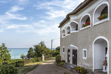 A tó körül, elsősorban a mai Balatonfüred helyén, már a római kor óta épültek üdülők, de a legrégibb, ma is meglévő épületeket a Badacsony oldalában találjuk. A 18. század végén épült Szegedy Róza Ház ma Irodalmi és Bormúzeumként várja az újranyitást.