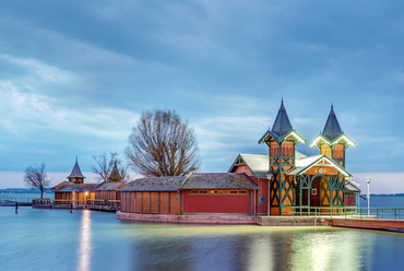 A Balatonra a 19. század második felétől épültek fürdőházak, szigetfürdők, amelyek közül egy sem érte meg a jelenkort. A Keszthelyi szigetfürdőt azonban 2000 után korhű formában újjáépítették.