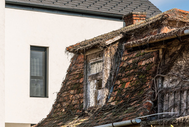 Balatonalmádi, Arany János utca a modern városközponti házak árnyékában.