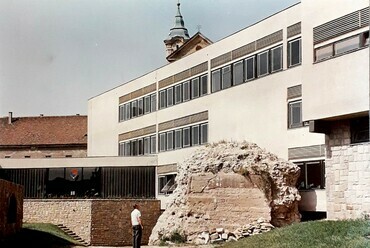A váci tizenkét tanulócsoportos gimnázium épülete, az udvaron jól látható a várfal egy darabja. 1968. Forrás Mueller-hagyaték