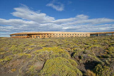 Hotel Tierra Patagonia, Torres del Paine, 2011. Forrás cazuzegers.cl, fotó Pia Vergara