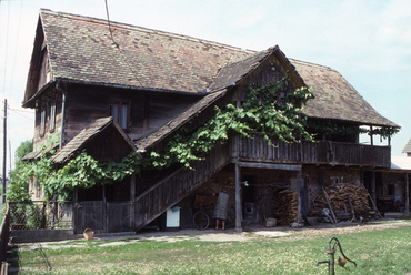 Banovinai, tradicionális vernakuláris lakóépület, 1988. (Fotó: http://balkanarchitecture.org/)