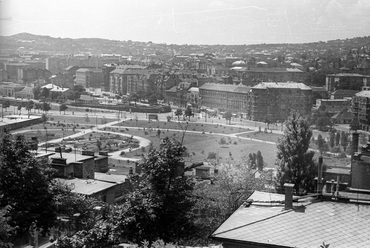 Kilátás a budai Várból a Vérmező, a Déli pályaudvar és az Alkotás utca felé. Forrás: Fortepan/Répay András (1957)