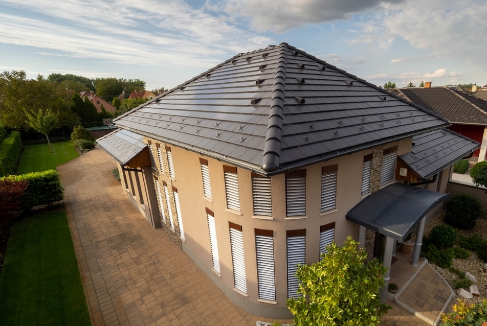 Miért éri meg napelemes tetőcserépre fordítani az Otthonfelújítási támogatást?