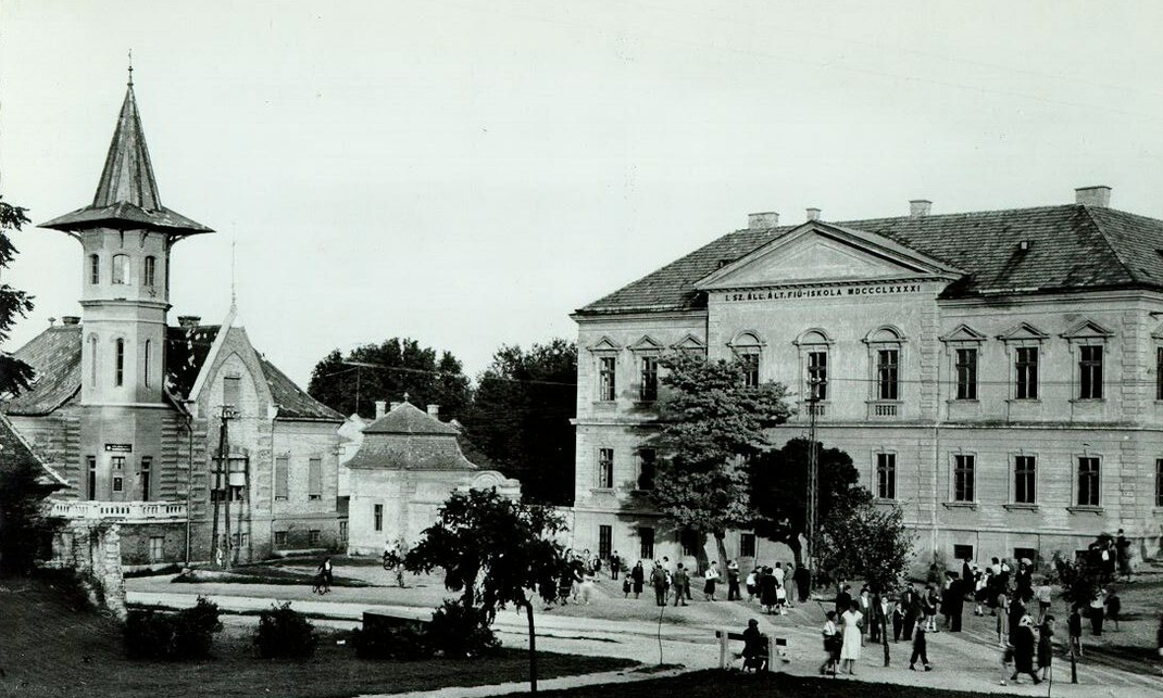 Pápa, a Fenyvessy-villa a főtéri iskolával 1960 körül, a villa tervezője: ifj. Bobula János (képeslap a szerző gyűjteményéből)