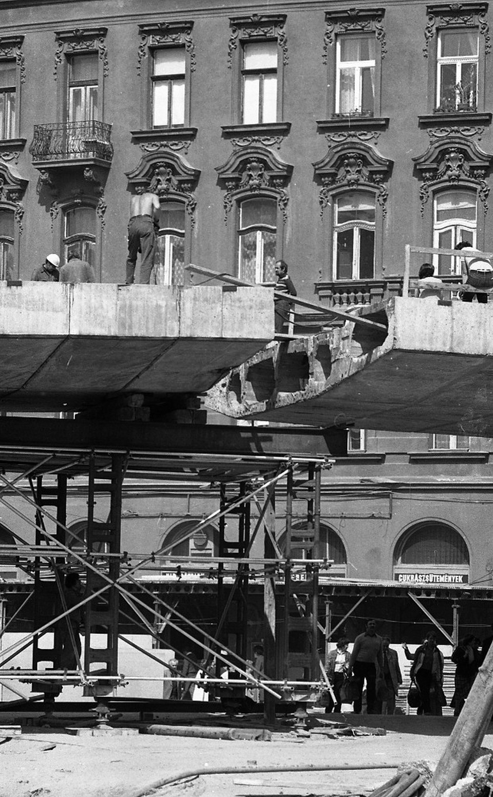 A performance gap egy látványos példája. Nyugati téri felüljáró. Forrás: Fortepan / Magyar Rendőr