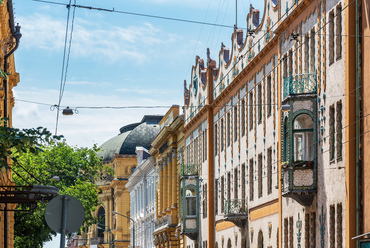 A Beregi-ház kortársa a közeli, Dózsa utcai Deutsch-palota, a városháza után Lechner Ödön második szegedi épülete.