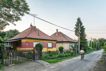 Pilisszentlászló ófalu, Honvéd utca. A fehérre meszelt, hosszú házak helyett több száz falu hagyományos képét alakítják a lassan, de biztosan fogyatkozó, eredeti állapotú Kádár-kockák.