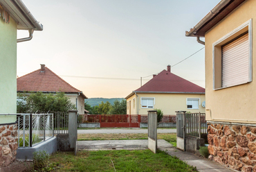 A beépítési előírásokhoz igazodó, szorosan egymás mellett álló házak közt általában csak kocsibeállónyi hely marad; az előkertek képe így nagyban függ attól, használ-e autót a ház lakója.