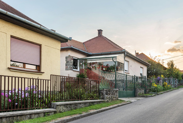 Pilisszentlászló, Petőfi Sándor utca. A fővárosi aggnomerációs falvak képe gyorsan változik, de néhány nagyobb és kedvező helyre épített kockaház itt is megmaradhatott.