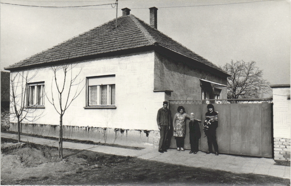 Család kockaházzal – forrás: Magyar Nemzeti Levéltár – „MOL XXXII-12, Magyarország 1984-ben, felszabadulásunk 40. évében.  Település – Fotógyűjtemény” című fond