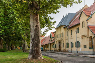 Északnyugat felé továbbhaladva, továbbra is az egykori gyár mellett kapott helyet a gázgyári munkások száz lakásos lakótelepe. 