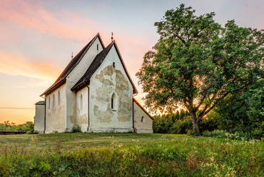 Márokpapi templomának építési ideje a múlt homályába vész, de 1332-ben már biztosan állt. A falu központjában álló épületet tágas park veszi körül.