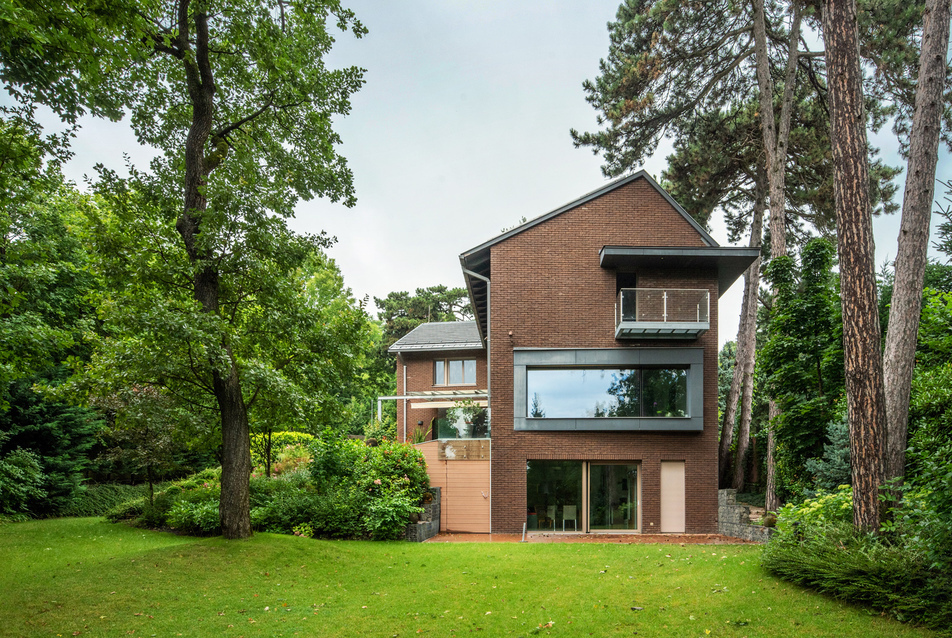 Százéves fenyőfák közt – villa a budai hegyekben 