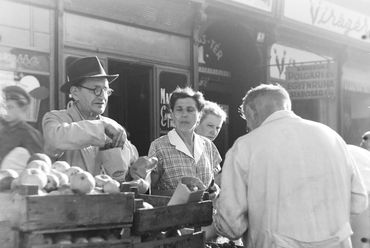 Zöldségárus a Baross tér 1. számú ház előtt, 1956 (Fortepan / Keveházi János)