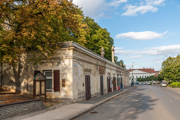 A Fő utca egyik különlegessége a Jézus Szíve templom előtti bazársor, lapos tetején publikus templomkerttel. Tizenegy üzlethelysége az 1870-es évek óta tart nyitva az egykori 6-os főút mentén.