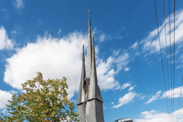 1987-ben a lakótelepen még nem épülhetett meg, végül néhány utcával lejjebb sikerült alkalmas telket találni a város új templomának, amely a tervező Makovecz Imre számára országos ismertséget hozott.