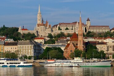 A budai Duna-part látképe, előtérben a Szilágyi Dezső téri református templom. Forrás: Wikipédia