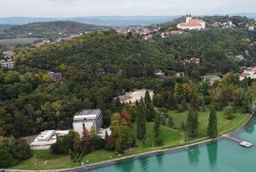 A tihanyi pártüdülő, közelében a főhercegi kastély. Fotó: Győrffy Árpád, balatontipp.hu