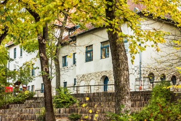 A városmajori iskolán megfigyelhetők Kós jellegzetes térformáló eszközei: az aszimmetrikus főhomlokzat, a meredek oromzat, a változatos tetőidomok, és a torony. Ezek mellett finn, erdélyi és középkori elemeket is láthatunk.