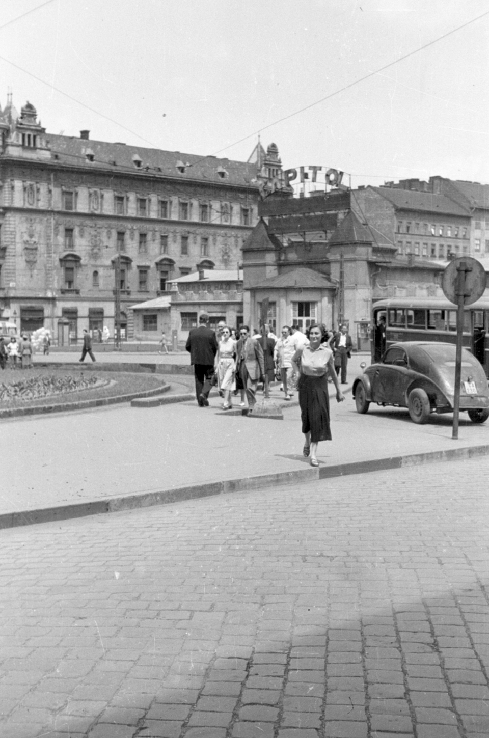 Baross tér, Capitol mozi, a Keleti pályaudvar mellett a Verseny utcánál, 1955. (Fortepan / Kurutz Márton)