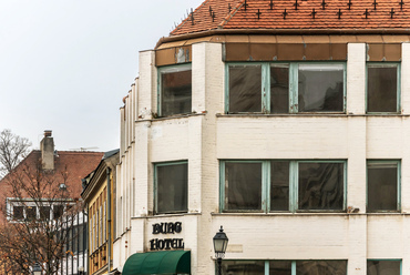 A Jánossy György és Laczkovics László tervezte egykori Diplomata-lakóház, később Burg Hotel épülete, Terv: 1976-77, Kivitelezés: 1979-81 Fotó: Gulyás Attila