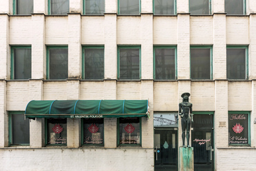 A Jánossy György és Laczkovics László tervezte egykori Diplomata-lakóház, később Burg Hotel épülete, Terv: 1976-77, Kivitelezés: 1979-81 Fotó: Gulyás Attila