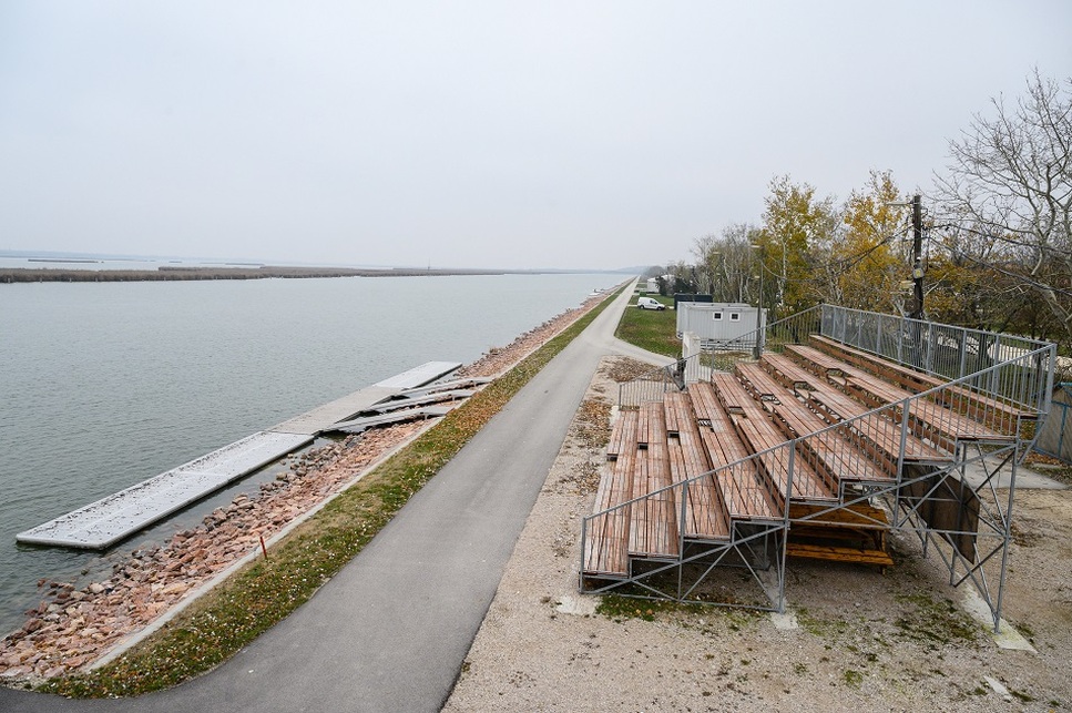 Az akadémia építési területe a Fejér megyei Sukorón, az alapkőletételi ünnepség napján. Az új létesítmény a Velencei-tavi kajak-kenu és evezőspálya mellett épül meg. Fotó: MTI/Vasvári Tamás