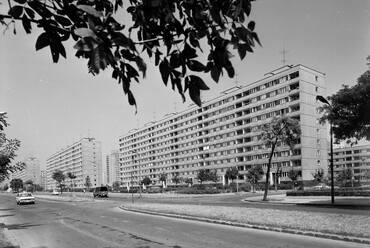 Az Etele út Petzvál József utca - Tétényi út közötti házsora. Szemben távolabb a Fejér Lipót utca 65. számú toronyház látszik 1972-ben. Forrás: Facebook