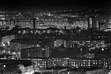Kelenföldi lakótelep éjjel a Számadó utcából fényképezve. Forrás: Fortepan/Hegyi Zsolt, Balla Demeter felvétele, 1975. Forrás: Fortepan / Balla Demeter / Hegyi Zsolt jogörökös adománya