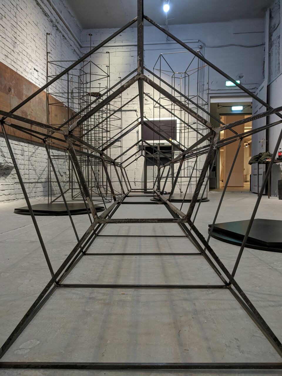 Az installációk előkészítése, Szubjektív válogatás Gio Ponti életművéből, Kiállítás a FUGA - Budapest Építészeti Központban,  Fotó: Stefano B. Vass