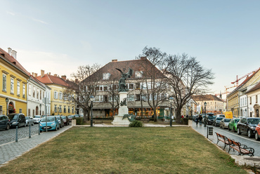 A Dísz tér 8. alatt sokáig copf stílusú hercegprímási ház állt, majd lebontása után 1910-45 közt egy magasabb, szecessziós bérház. Az 1963-ban, Farkasdy Zoltán és Kenessey Attila tervezte lakóház a barokk házzal azonos méretekkel és körvonalakkal épült.