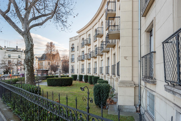 A páros oldali házasor látványos lezárása volt az Edelsheim-Gyulai villa. Az 50-60 éves épületek bontása régen is előfordult, a tulajdonosa 1942-ben leromboltatta, a helyére Réczey Miklós tervezett kétemeletes lakóházat. Ma Albánia nagykövetsége.