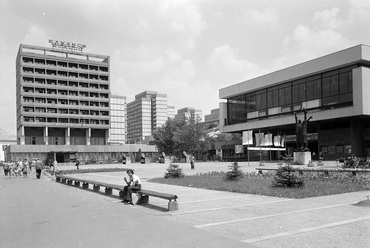 Salgótarján Fő tere, balra a a Karancs szálló, jobbra a József Attila Művelődési és Konferencia Központ (1973). Forrás: Fortepan/Főfotó