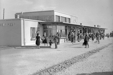 A Gyermekvasút (Úttörővasút) állomása a Széchenyi-hegyen, egy 1948-as felvételen. Forrás: Fortepan/Gyöngyi