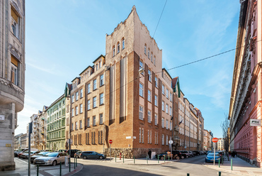 Szintén a Hernád utca egyik meghatározó, hatalmas épülettömbje az 1910-re megépült egykori Népközségi Elemi Iskola.