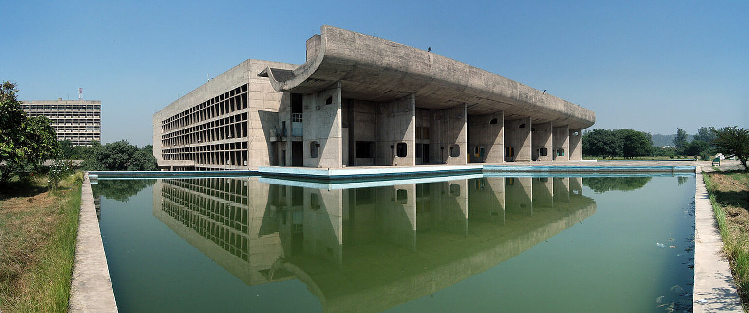 Le Corbusier: Nemzetgyűlési Palota, Csandigárh, India. Forrás: Wikipédia