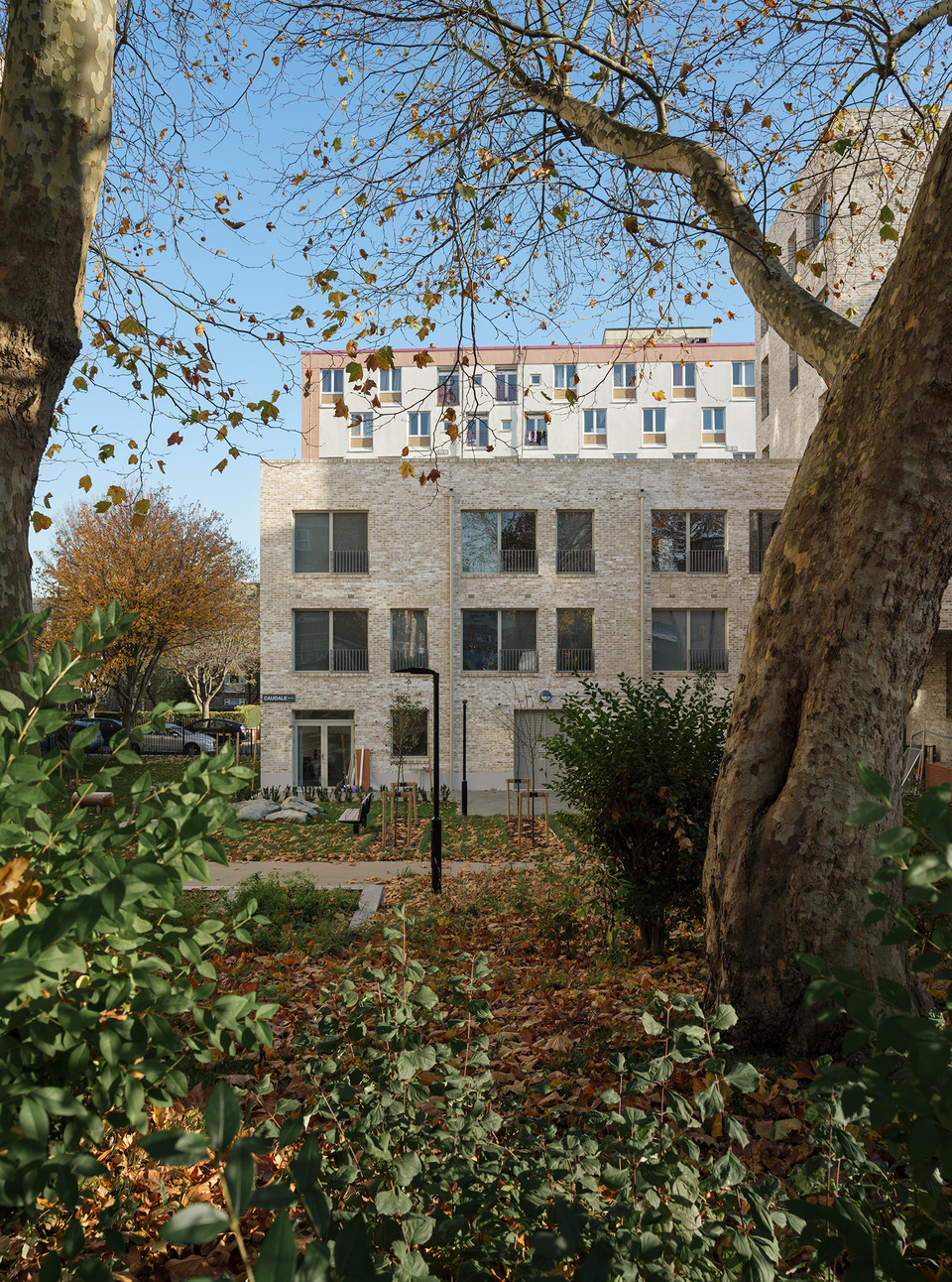 Caudale önkormányzati bérház, Camden, London – Tervező: Mae Architects – Fotó: Stäle Eriksen és Tim Crocker