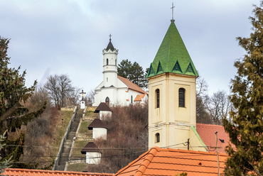 A falu elsődlegesen használt római katolikus temploma a domb tövében áll, különlegessége a falaival egy idős, eredeti, 250 éves berendezése. A Kálváriaombra innen közel kétszáz lépcsőfok vezet fel, barokk kori stációk sora mellett.