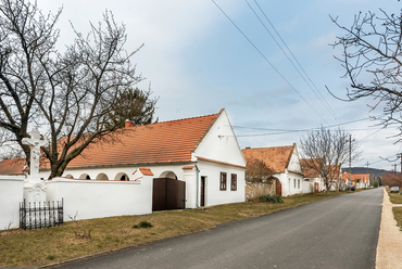 Az utca jellegzetes, mellvédes, fésűs beépítésű házsorát a betelepült svábok a magukkal hozott építési megoldások szerint alakították, amire a hagyományos, bakonyi népi építészet is hatással volt.