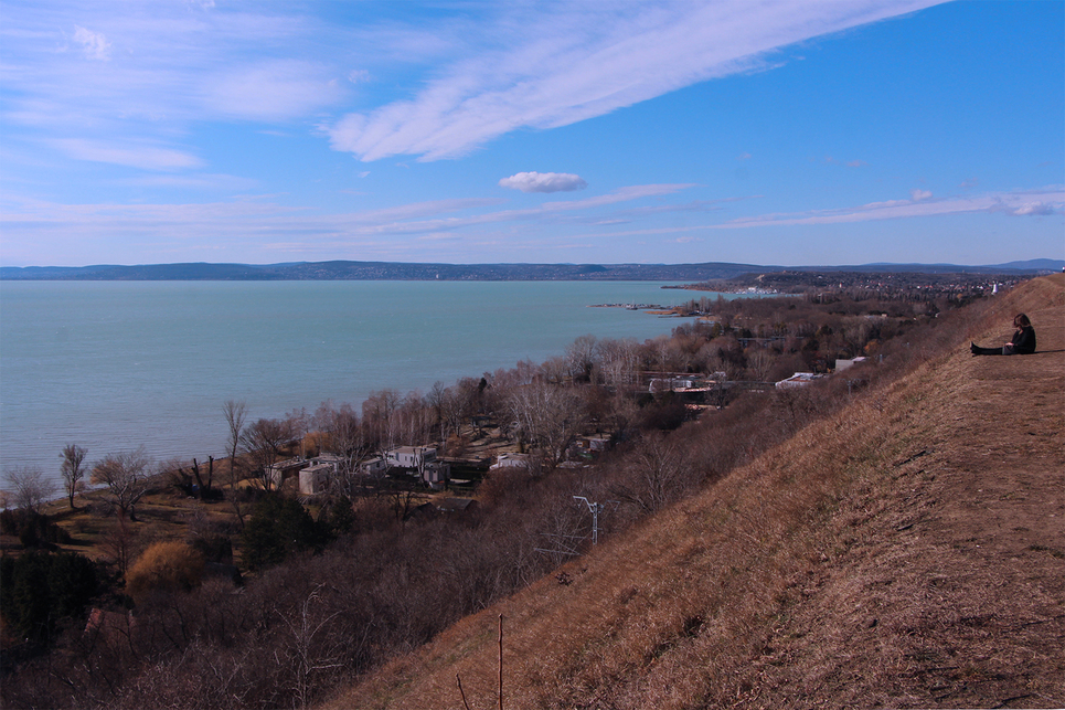 Átalakuló tájképek: Balatonakarattya, kilátás a magaspartról / Fotó: Wettstein Domonkos