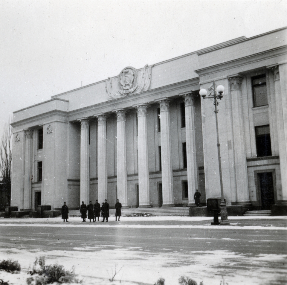 Natalja Csmutina, Volodimir Zabolotnij és mások: a kijevi parlament, vagyis a Verhovna Rada épülete 1942-ben. Forrás: Fortepan / Kiss Endre