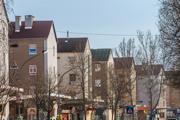 A lakások és a levegő minőségén sokat segített a távfűtés 1990-es évek végi kiépítése. A lassan újra megtelepedő iparnak köszönhetően remélhetőleg Oroszlány visszanyerhet egy, az eredetihez hasonló szerepkört.