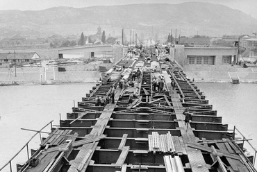 Az Árpád (Sztálin) híd építése a pesti hídfő felől nézve, 1950. Forrás: Fortepan / Bujdosó Géza