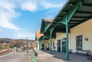 A skanzen koncepciója szerint a kisvárosi vasútállomás autentikus kiindulópont a vidék felé tartó úton, ennek megfelelően az állomás a 20. század eleji, újszerű állapotának megfelelően épült fel.